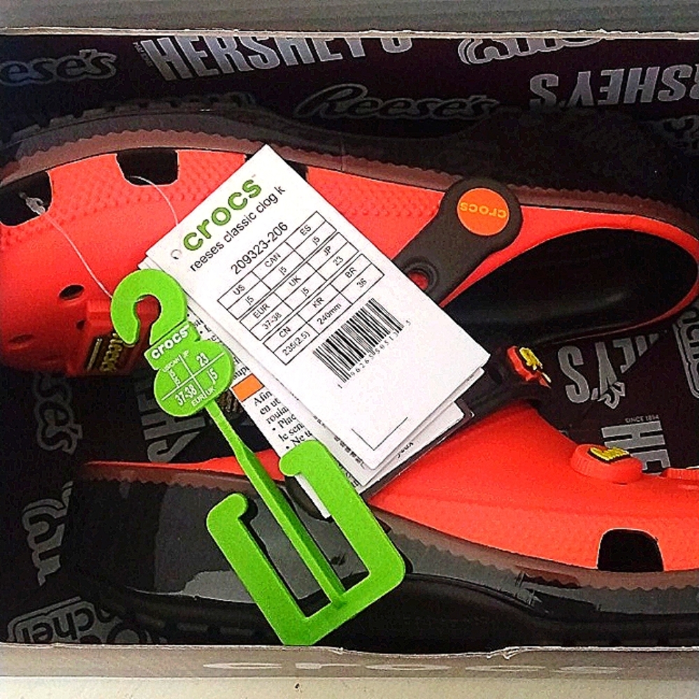 Let's Take a Bite! Crocs classic clog Hershey Reese's Orange Jr 5 EVA NWT No Box - Picture 12 of 13